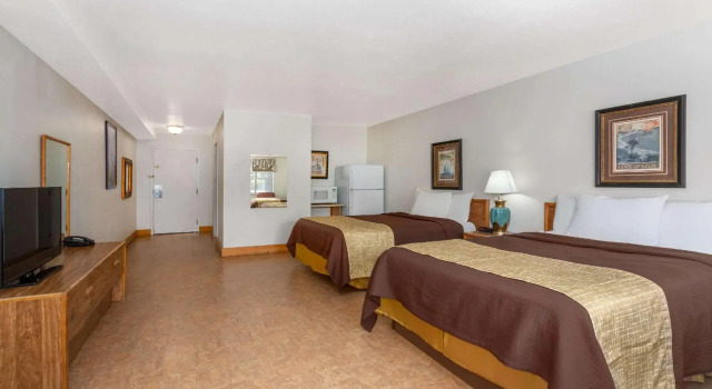 Четырёхместный номер Standard Travelodge by Wyndham Casper