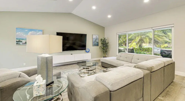 2 Mi to Deerfield Beach: Home w/ Outdoor Oasis!, Забронировать Дом для отпуска Коттеджи Дирфилд-Бич, Коттедж