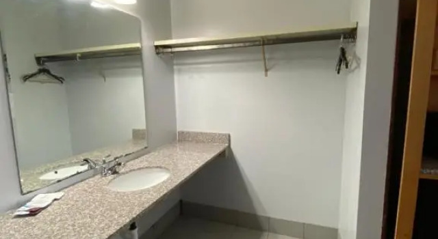 Четырёхместный номер Standard Bridgman Inn