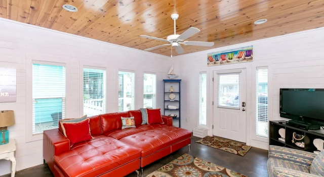 4BR/4.5BA Vibrant House, Village Walk by RedAwning, Забронировать Дом для отпуска Коттеджи Порт-Аранзас, Коттедж