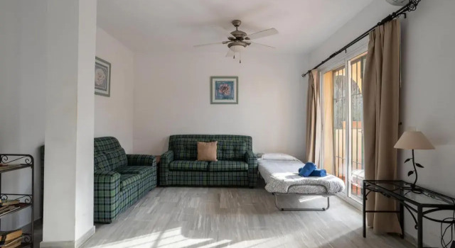 Las Flores 5 - Large townhouse, Забронировать Отель Нерха Axarquía, рядом с Tuesday Market