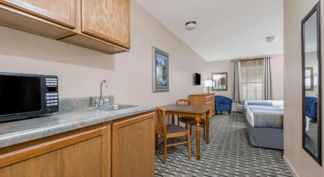 Четырёхместный номер Standard Days Inn & Suites by Wyndham Sellersburg