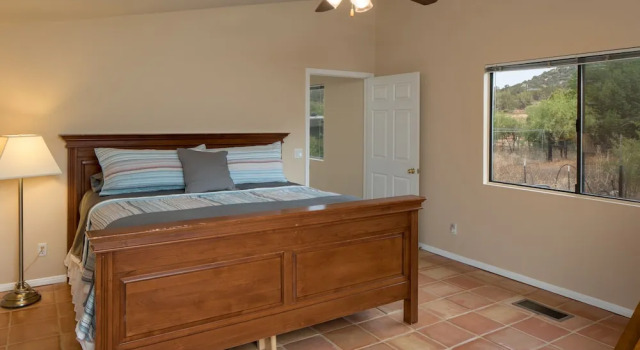 Livin' The Dream - Sedona Guest House, Забронировать Гостевой дом Отели Вилладж оф Оук Крика с парковкой, рядом с Загородный клуб Ок-Крик, Парковка