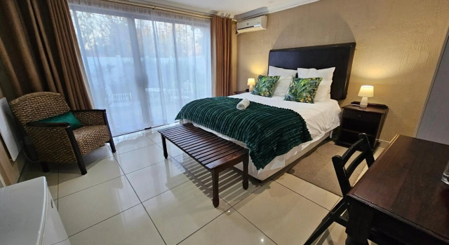 Bettie's Luxury Lodge, Book Hotel Hoteller i Kroonstad med pool, Swimmingpool