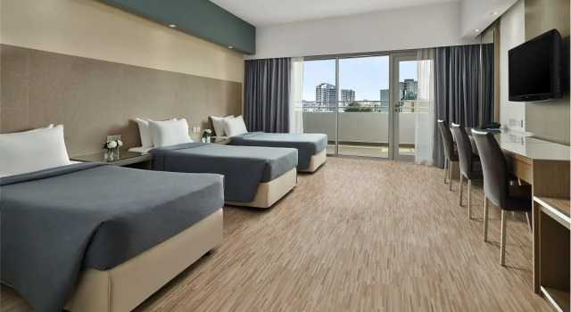 Трёхместный номер Superior RELC International Hotel