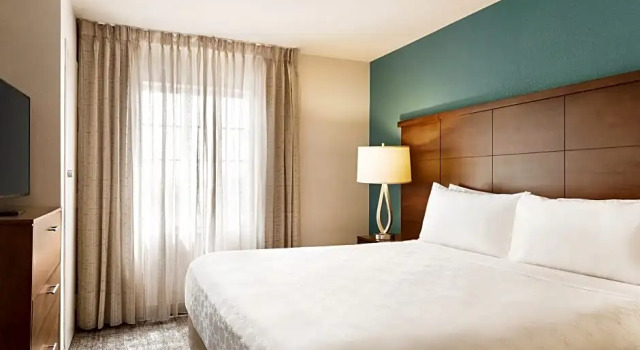 Четырёхместный люкс с 2 комнатами Staybridge Suites Fort Wayne by IHG
