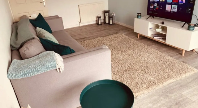 Lovely Spacious 2 Bedroom Flat by the Meadows