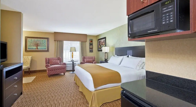 Двухместный люкс с видом на внутренний двор Holiday Inn Express & Suites - Sharon-Hermitage by IHG