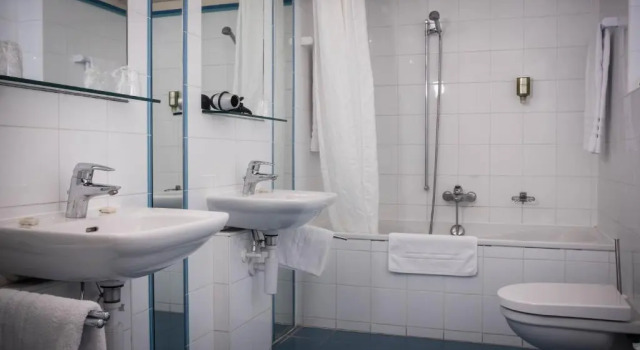 Трёхместный номер Standard LHôtel by Hostellerie du Château