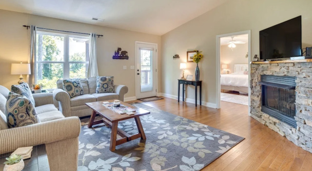 Pet-friendly Home w/ Sunroom in Blue Ridge Mtns!, Book Feriehus Fletcher North Carolina