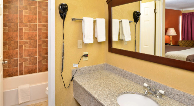 Четырёхместный номер Standard Americas Best Value Inn Schulenburg