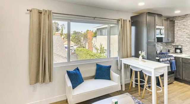 4 Mi to Sofi Stadium: Pet-friendly LA Area Home