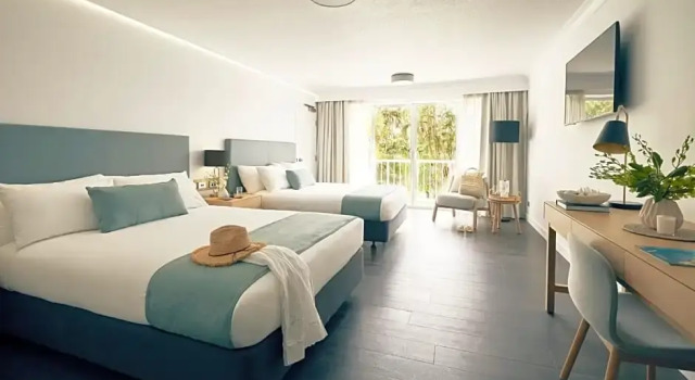Номер Superior с видом на бассейн Daydream Island Resort