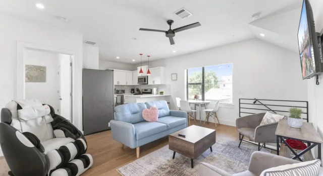 Апартаменты East Downtown 3BR Condo Free Parking Sleeps 7
