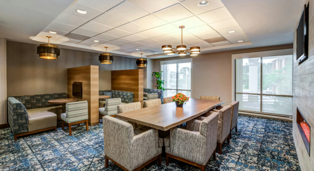 Hilton Garden Inn Boston Waltham, Varaa Hotelli Hotellit New England uima-altaalla, Uima-allas