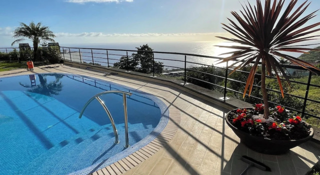 Вилла c 1 комнатой с видом на сад Luxury villa with private heated pool, garden and views of the sea and mountains