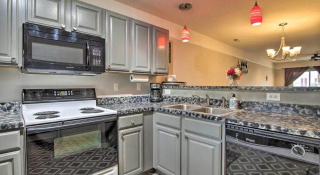Апартаменты 4 Mi to Ocean: Lewes Beach Condo w/ Screened Porch