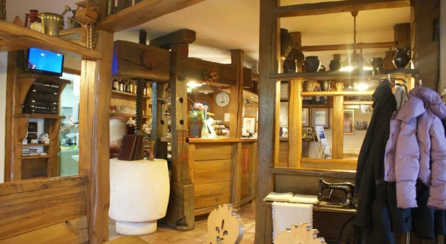 Guesthouse VOVKO Otočec, Prenota Hotel Hotel a Dolenjska con parcheggio, Parcheggio