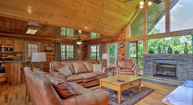 1 Mi to Dollywood: Quiet Cabin w/ Hot Tub!