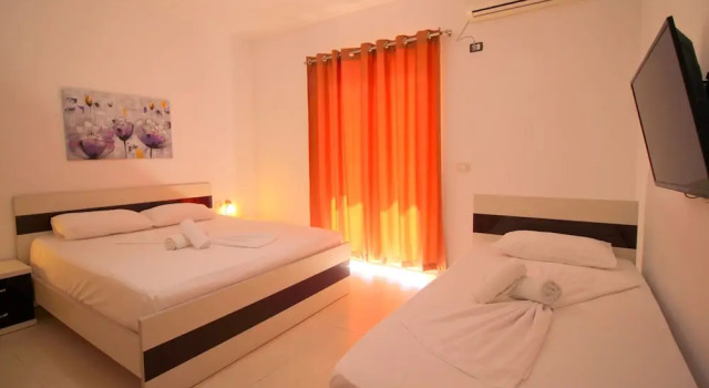 Четырёхместный номер Standard с балконом и с видом на море Hotel Argjiro