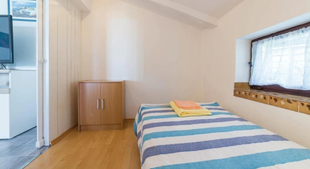 Awesome Home in Tar With Wifi and 3 Bedrooms, Book Hotel Hoteller i Tar med pool, Swimmingpool