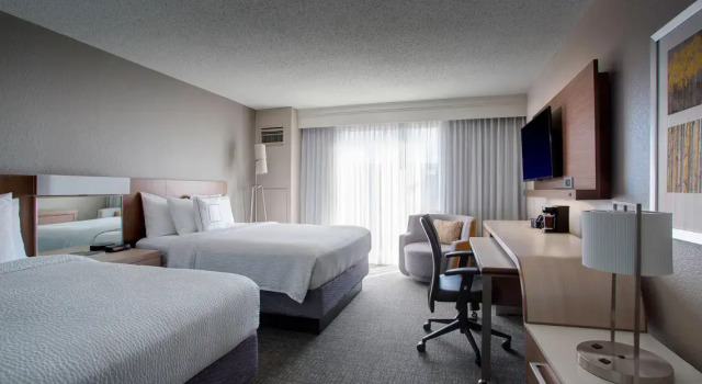 Четырёхместный номер Standard с балконом Courtyard by Marriott New Orleans Warehouse Arts District