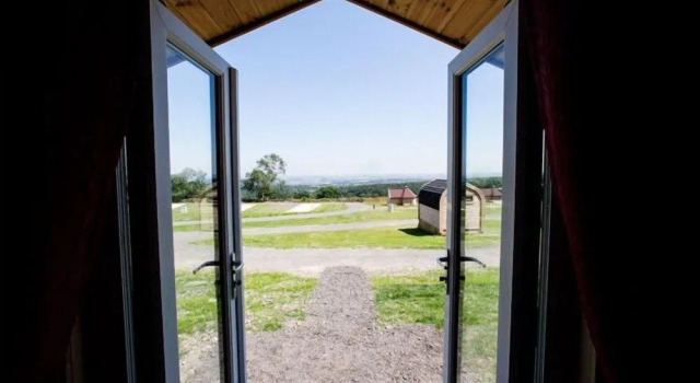Ernest's Retreat Glamping Site, Boek Camping Campings & glamping in Merseyside, Camping