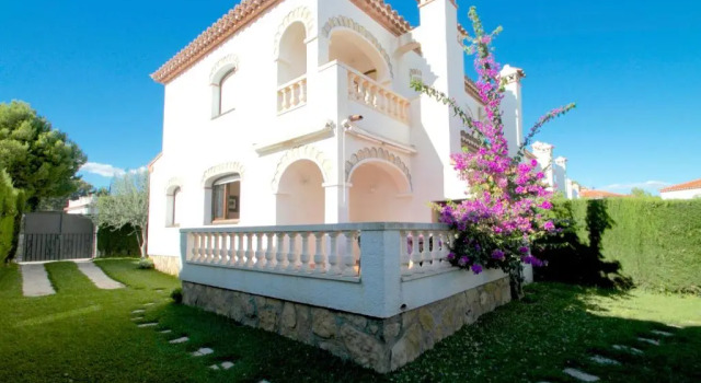 Коттедж с 3 комнатами ARENDA Pino Alto Holiday Home Masia 1
