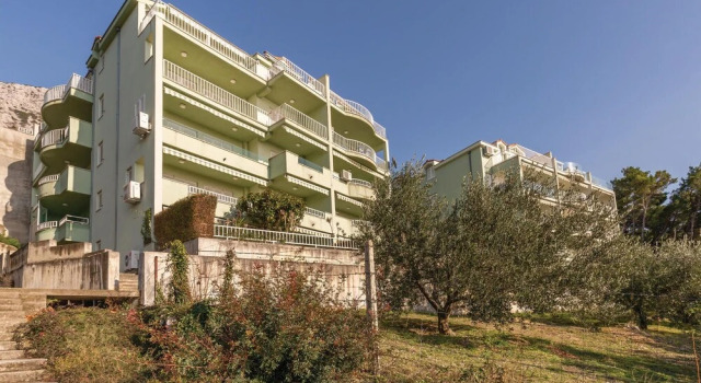 Beautiful Apartment in Brela With 2 Bedrooms and Wifi