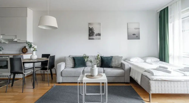 Modern 1BR Apt with Sauna, Balcony & Free Parking