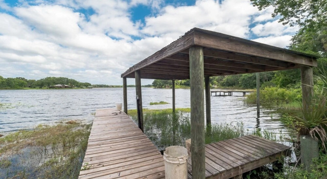 West Stella Lake House With Outdoor Pool Table & Fireplace 3 Bedroom Residence by Redawning, Varaa Hotelli Crescent City Florida