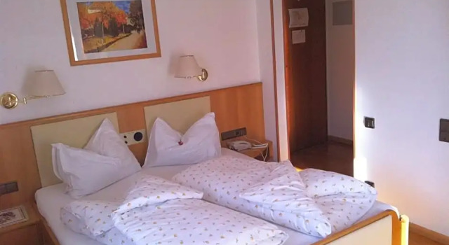 Hotel Serena, Забронировать Отель Отели Сельва-ди-Валь-Гардена с парковкой, рядом с Бугельный подъёмник Кадепунт, Парковка