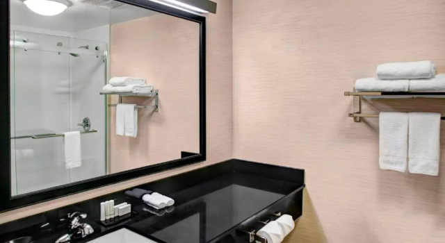 Двухместный номер с балконом и с видом на бассейн Fairfield Inn & Suites by Marriott Los Angeles LAX/El Segundo