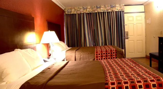 Четырёхместный номер Standard Polynesian Inn