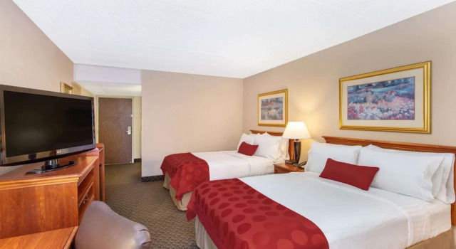 Четырёхместный номер Standard с красивым видом из окна Ramada by Wyndham Midtown Grand Island