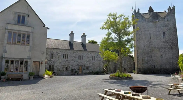 Claregalway Castle, Prenota Hotel Baile Chláir (Claregalway) 