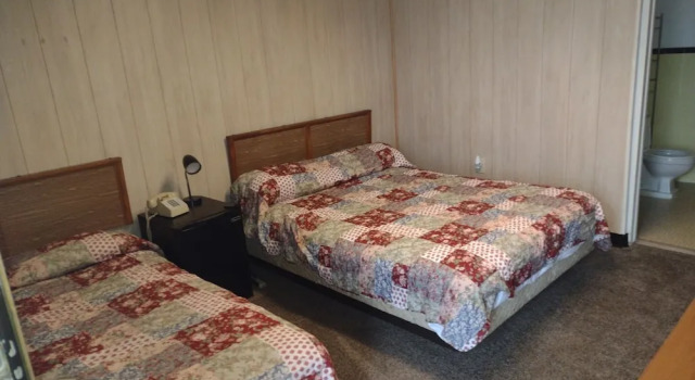 Четырёхместный номер Classic с балконом Davis Motel
