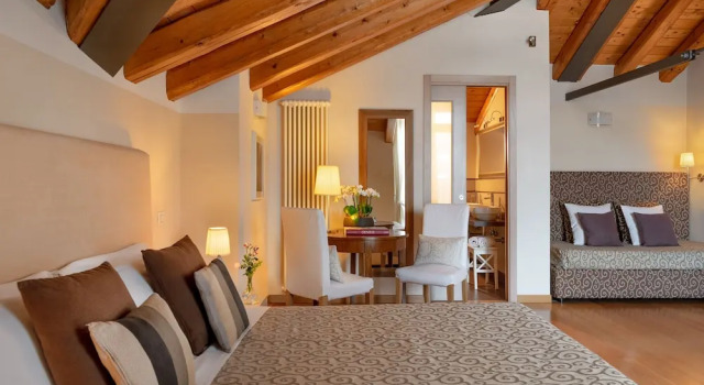 Четырёхместный номер Standard с балконом Hotel Rovere