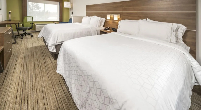 Четырёхместный номер Standard Holiday Inn Express Chicago Northwest-Vernon Hills by IHG