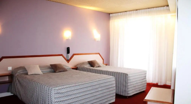 Трёхместный номер Standard Logis Hôtel & Restaurant Le Cheval Blanc et Clovis