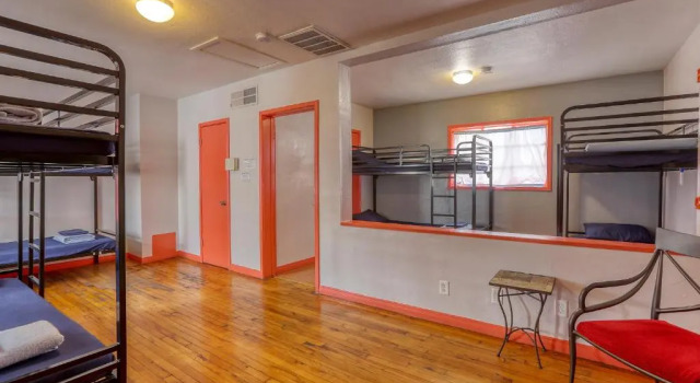 Кровать в общем номере Sin City Hostel