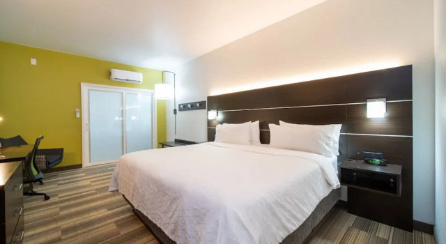 Двухместный номер Standard с видом на бассейн Holiday Inn Express Hotel & Suites Bedford by IHG