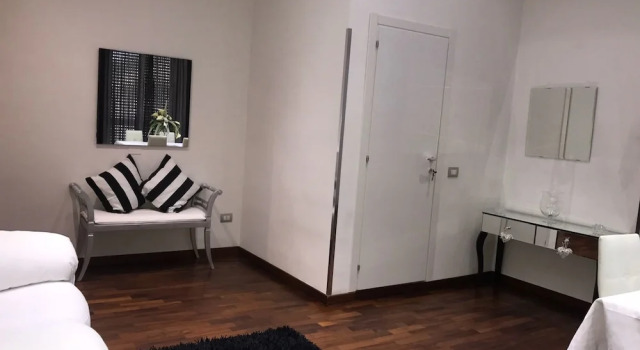 Home White, Забронировать Отель Неаполь - исторический центр Неаполь, рядом с Церковь Пио Монте делла Мизерикордия