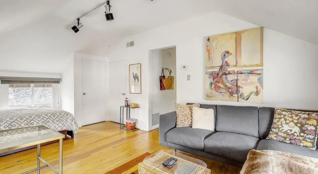 Darling Detached Villa in Heart of Cap Hill, Book Villa Denver Colorado, nær Rule Gallery