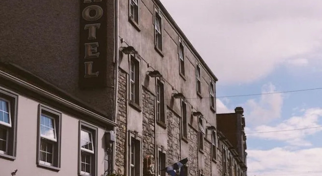 Farnham Arms Hotel, Book Hotel Cavan 