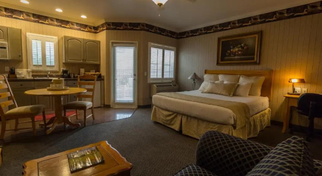 Люкс Grass Valley Courtyard Suites