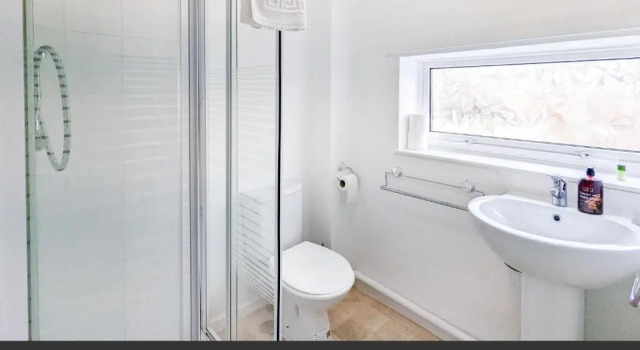 5 Bedroom Contractor House with Free Parking and Free WiFi - Outfield Homes by Your Lettings Peterborough