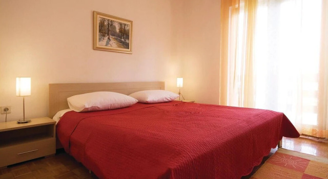 Beautiful Home in Nin With Wifi and 6 Bedrooms