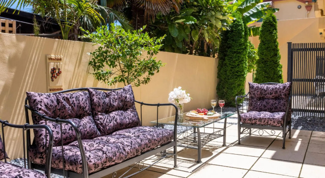 Кровать в общем номере Tuscany Gardens Motor Lodge