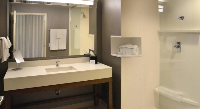 Четырёхместный номер Standard с видом на поле для гольфа Courtyard by Marriott Youngstown Canfield